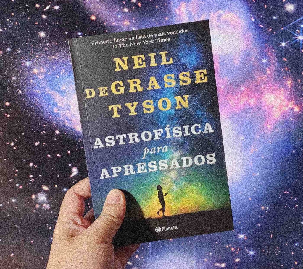 Capa do livro "Astrofísica para Apressados", do autor Neil deGrasse Tyson. A capa mostra uma silhueta de uma criança com um céu noturno ao fundo em uma momento que mostra cores de galáxias.